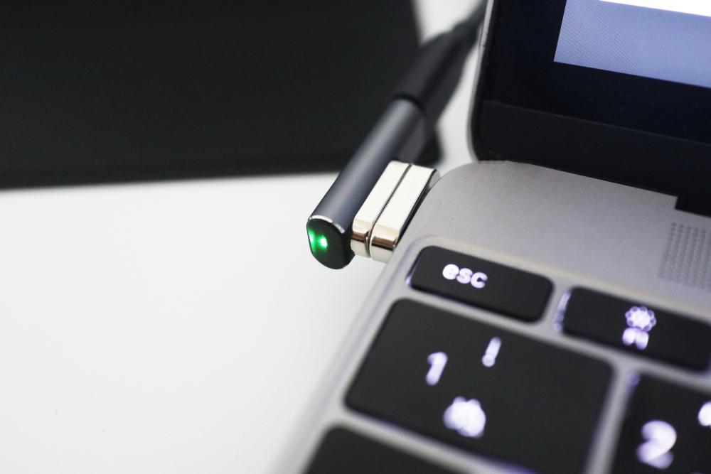 【magsafe】マグネット式USB-CアダプターでMacBookのケーブル装着を一瞬に！