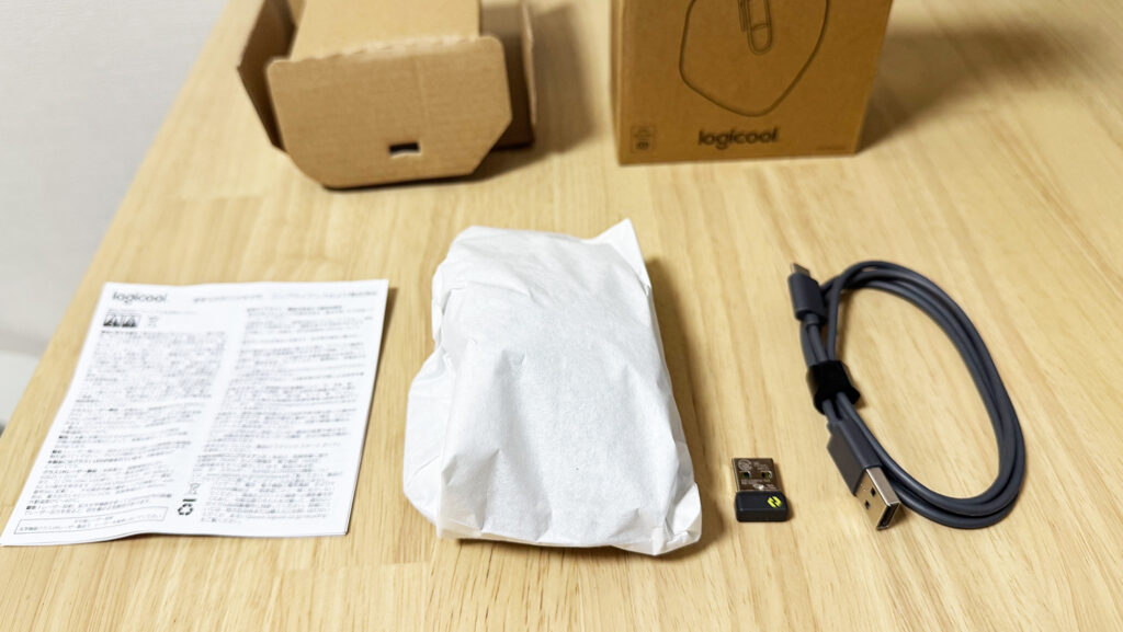 同梱物一式（本体／レシーバー／USB-A–C／書類）