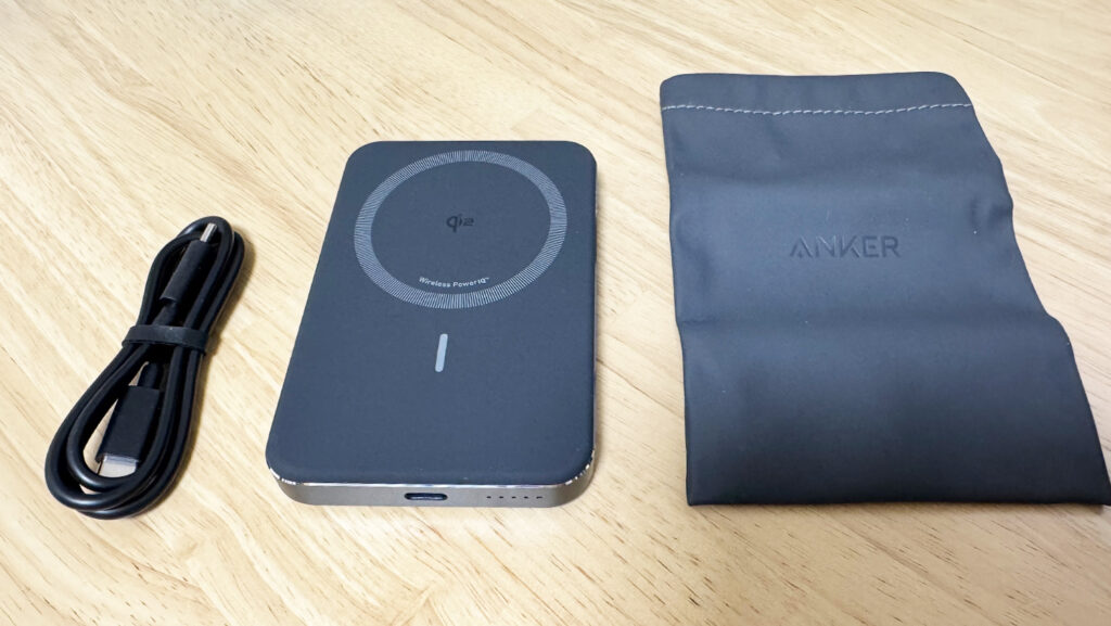 同梱品一式（本体・USB-Cケーブル・収納ポーチ）