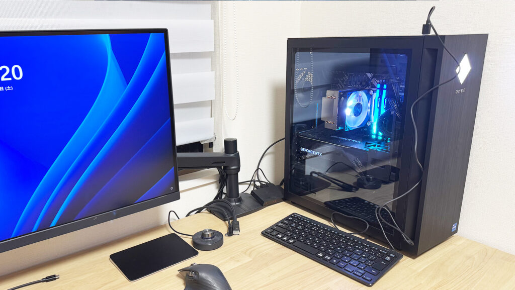 ログイン画面とOMEN25、手前にTK-FCP096BK