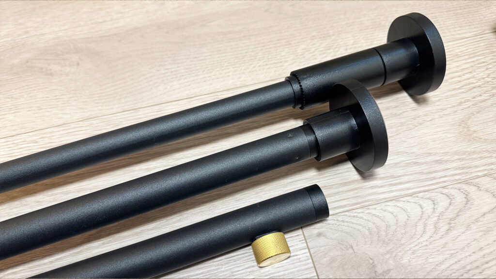 黒いポールの継ぎ目や端のキャップ部分のアップ