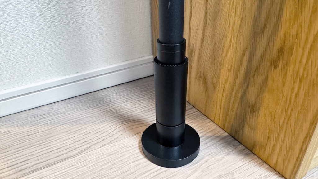 黒いポールの足元ベース部分のアップ