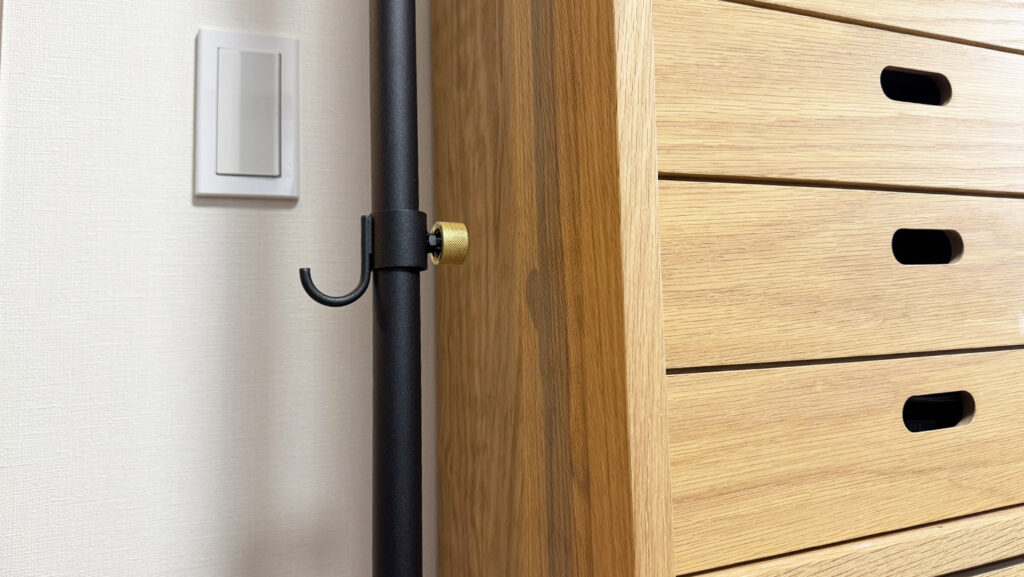 家具の横に設置されたポールのアップ