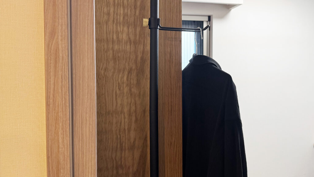 実際に黒いジャケットを掛けている写真