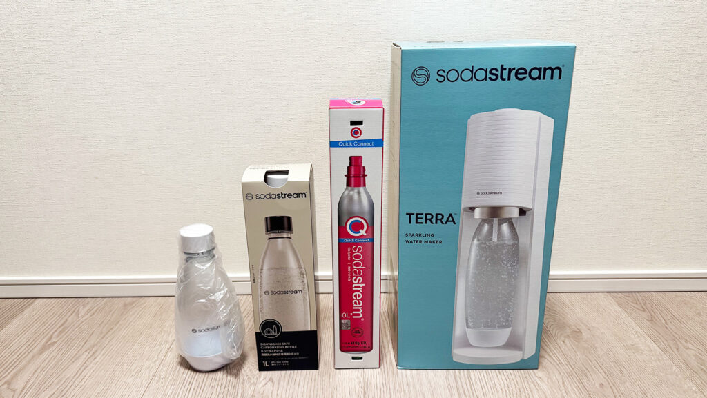 ソーダストリームが届いた時のセット内容。外箱とボトルのサイズ感。