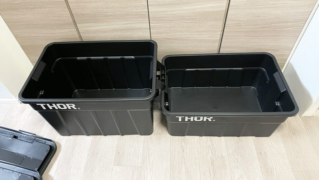 左が深型の75L、右が標準の53L。奥行きと幅が同じなので、積んだ時のシルエットが崩れない。